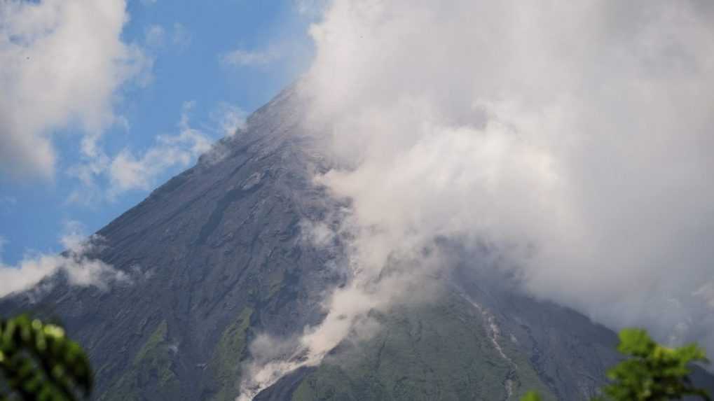 Filipíny evakuujú desaťtisíc ľudí. Dôvodom je obava z možnej erupcie sopky Mayon