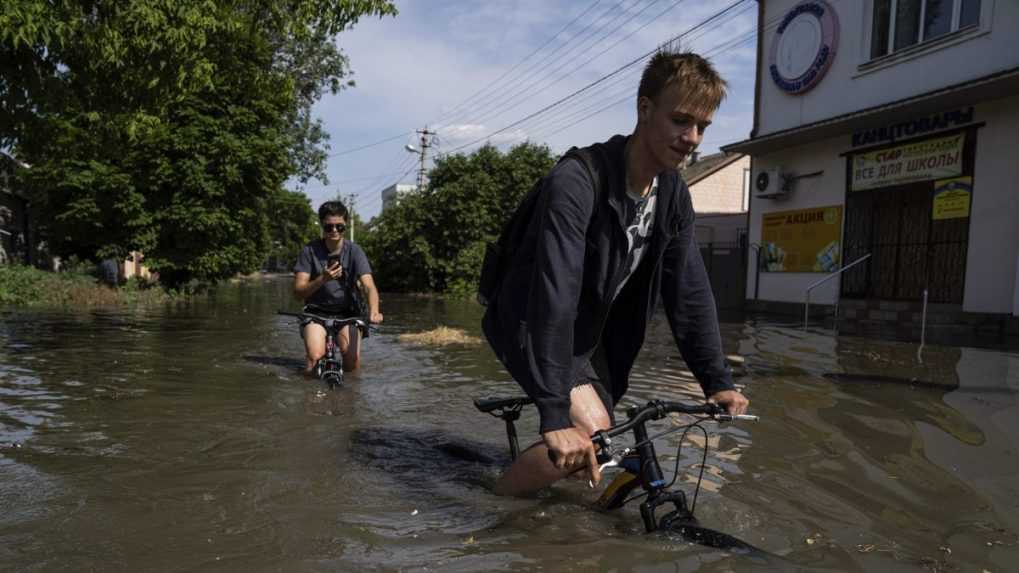 Chlapci z Chersonu sa snažia prejsť zaplavenými ulicami na bicykloch.