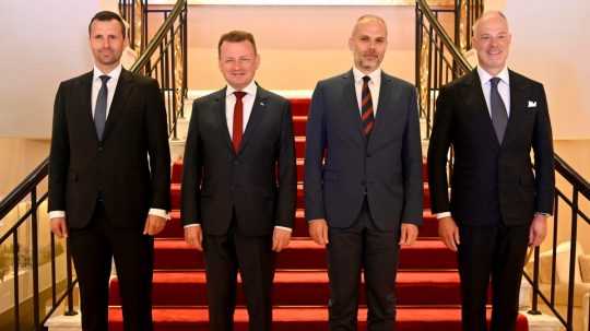 Na snímke zľava námestník ministerky obrany ČR Daniel Blažkovec, poľský minister obrany Mariusz Blaszczak, minister obrany SR Martin Sklenár a maďarský minister obrany Kristóf Szalay-Bobrovniczky.