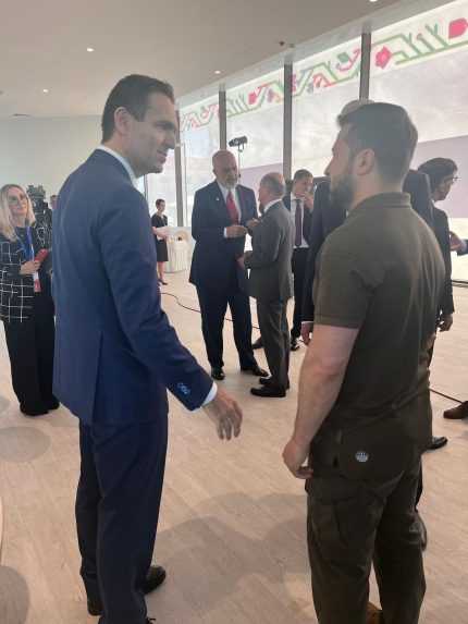 Na snímke slovenský premiér Ľudovít Ódor a ukrajinský prezident Volodymyr Zelenskyj.