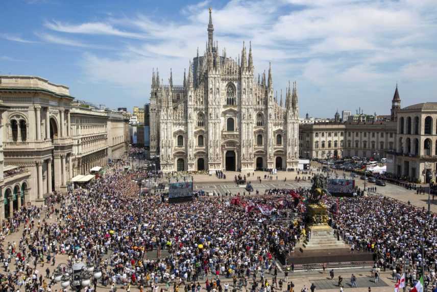 Berlusconiho priaznivci pred milánskou katedrálou, kde sa konal jeho pohreb.