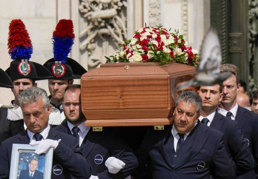 Rakvu s telesnými pozostatkami Silvia Berlusconiho vynášajú z milánskej katedrály po jeho pohrebe.