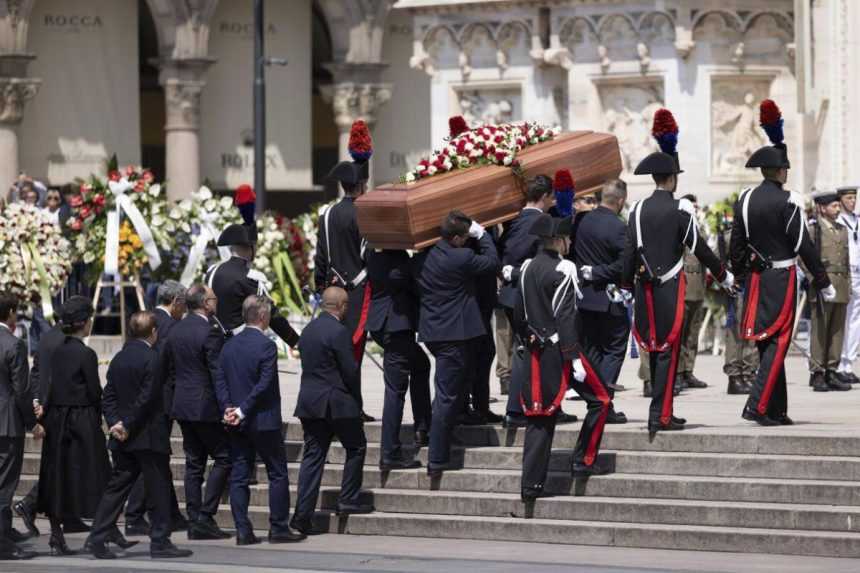 Členovia čestnej stráže nesú rakvu s telom Silvia Berlusconiho do milánskej katedrály pred jeho pohrebom.