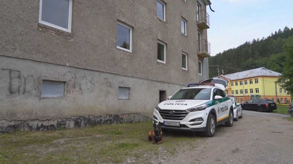 Zlodeji vykradli bytovku v obci na Spiši, následne sa v nej zabarikádovali