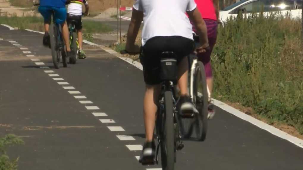 Areálom lomu vedie nelegálna cyklotrasa. Je nebezpečná a cyklistom hrozí aj pokuta