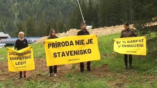 Aktivisti z Greenpeace protestujú v Demänovskej Doline.