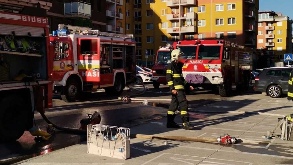 V  bratislavskej Petržalke museli evakuovať osoby. V bytovom dome prišlo k silnému zadymeniu