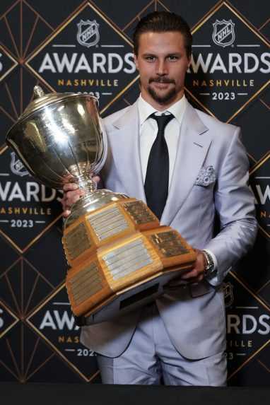 Hokejista San Jose Sharks Erik Karlsson s trofejou pre najlepšieho obrancu.