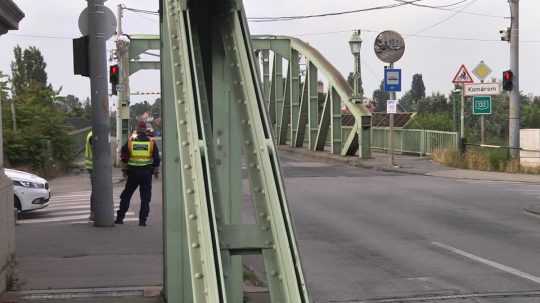 Hraničný priechod v Komárne strážia slovenskí aj maďarskí policajti.