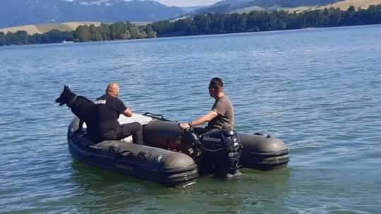 Polícia pátra na člne po nezvestných rybároch.