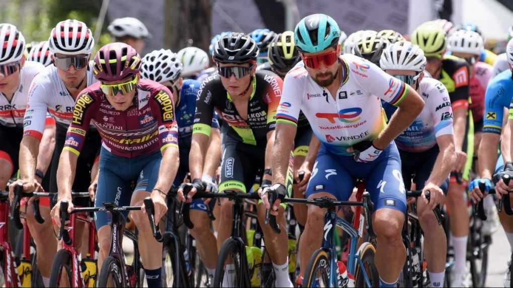 VIDEO: Novým majstrom Slovenska v cestnej cyklistike sa stal Štoček, Sagan pri svojej rozlúčke v cieli spadol