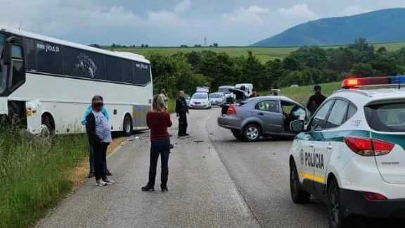 Na sn&iacute;mke nehoda autobusu a odobn&eacute;ho auta.