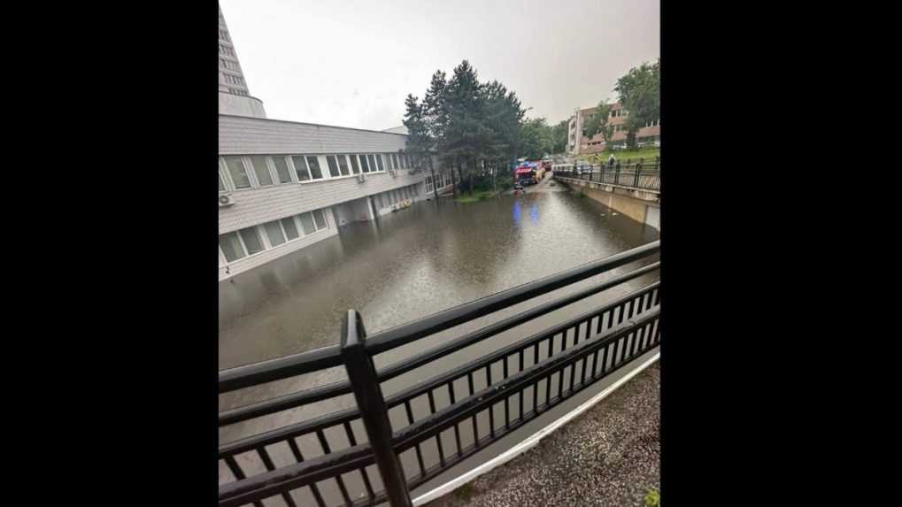 Na snímke zatopené okolie nemocnice.