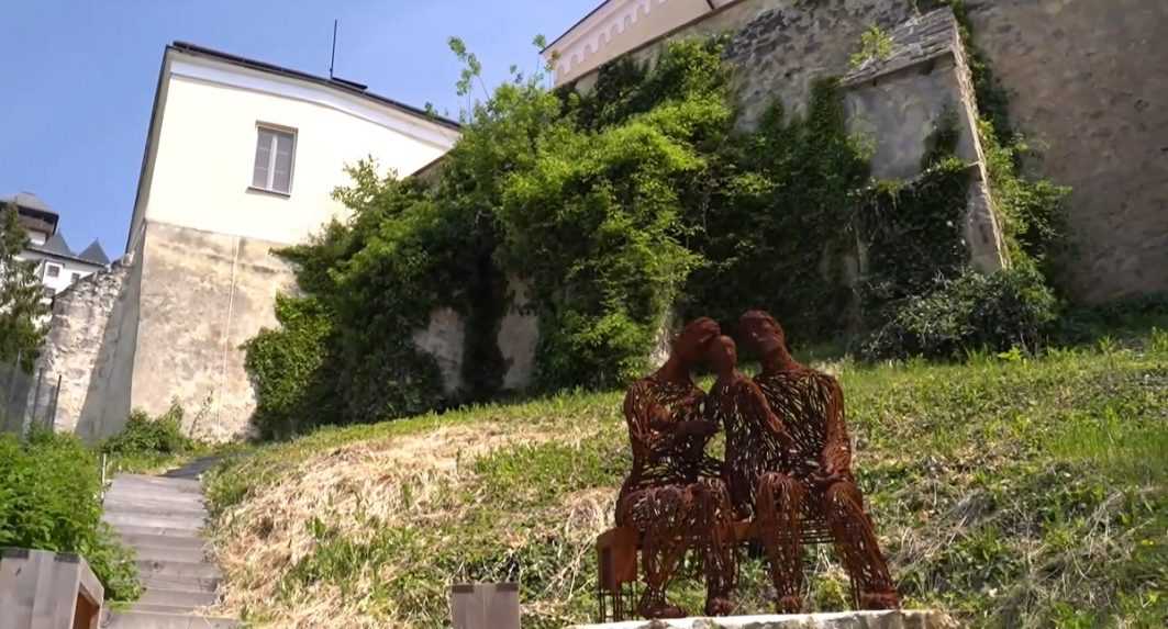 Oporný múr historickej stavby v Trenčíne sa rozpadáva. Ohrozuje to komunitnú záhradu a centrum pre rodiny