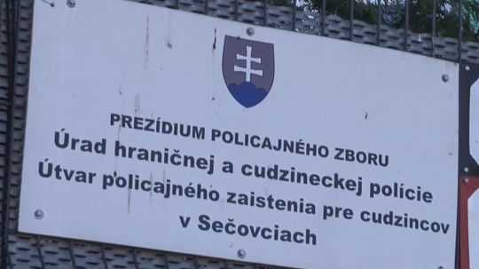 Na snímke Útvar policajného zaistenia pre cudzincov v Sečovciach.