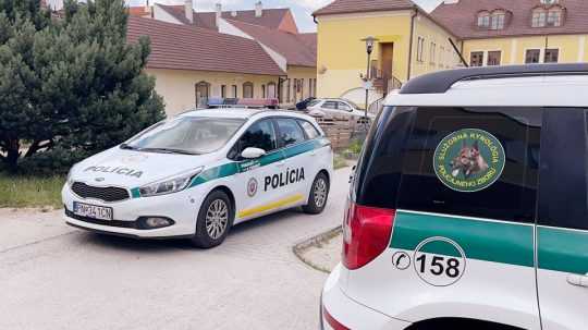 Policajti zasahujú v škole vo Vrbovom.