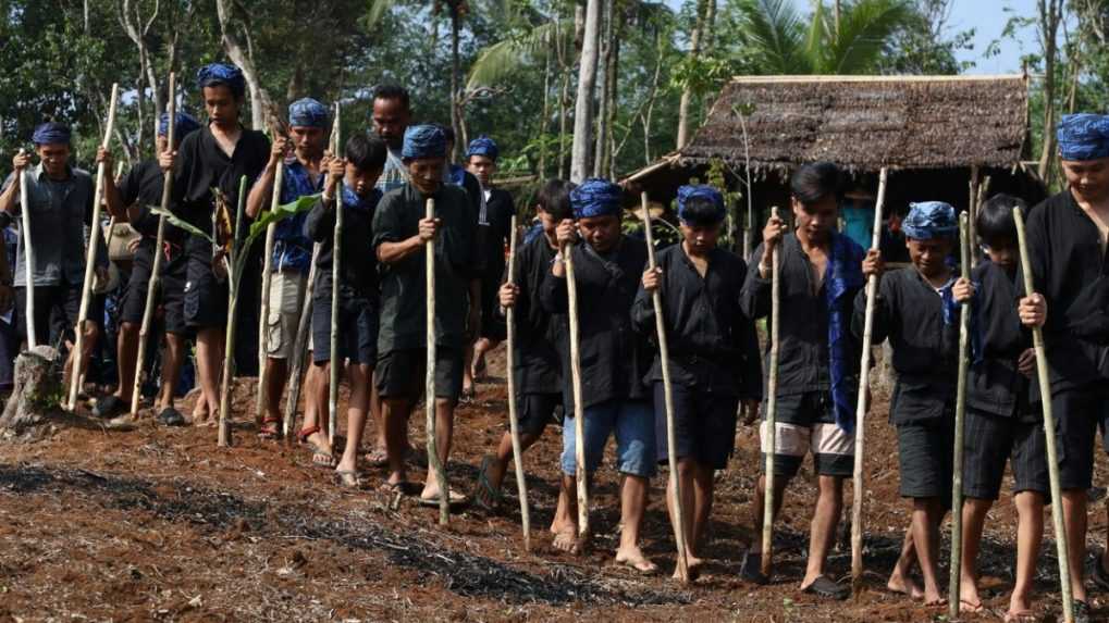 Muži z indonézskeho kmeňa Baduy.