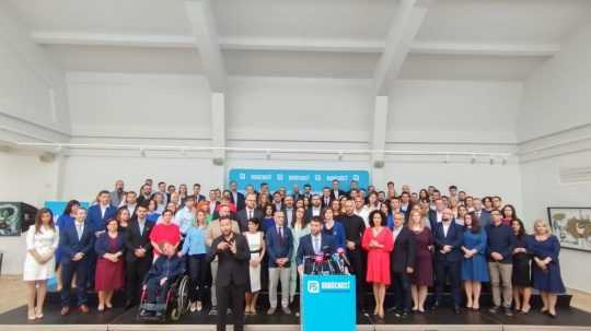 Na snímke uprostred predseda hnutia Progresívne Slovensko (PS) Michal Šimečka počas tlačovej konferencie na tému predstavenie kandidátky PS.