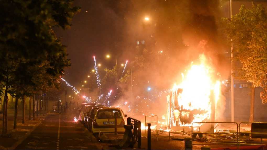 Smrť mladíka počas policajného zásahu vo francúzskom Nanterre vyvolala protesty