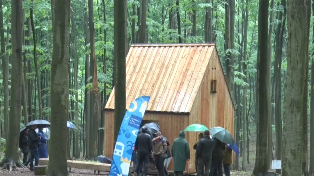 Nová útulňa pre turistov v Malých Karpatoch dokáže pred zlým počasím prichýliť až dvanásť ľudí