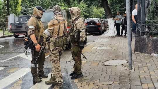 príslušníci Vagnerovej skupiny na ulici v Rostove nad Donom.