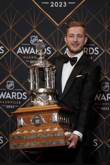 Brankár Bostonu Bruins Linus Ullmark s Vezinovou trofejou.