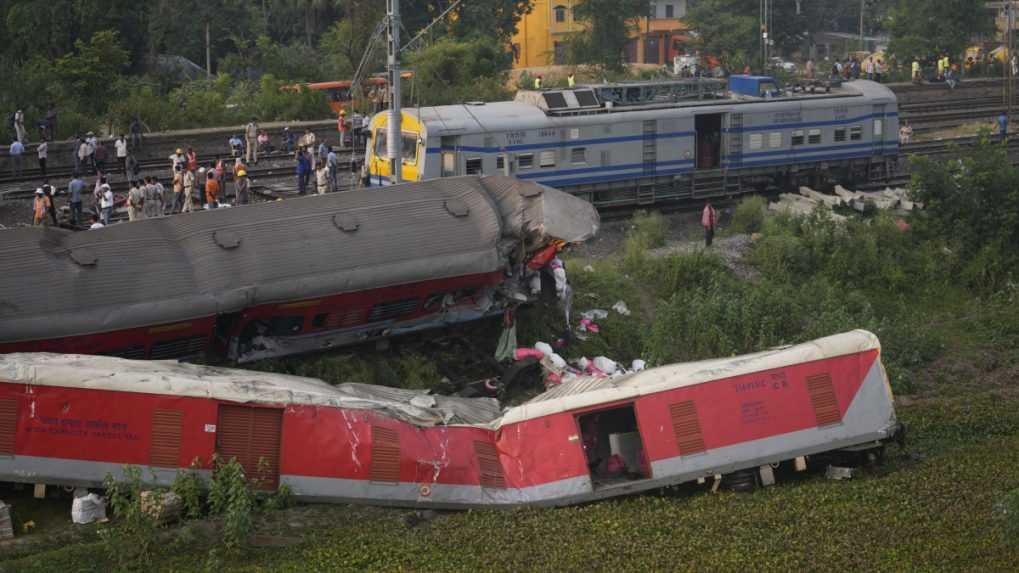 Úrady odhalili príčinu tragickej zrážky vlakov v Indii. Zadržali aj podozrivých, ktorí majú za nehodu zodpovedať