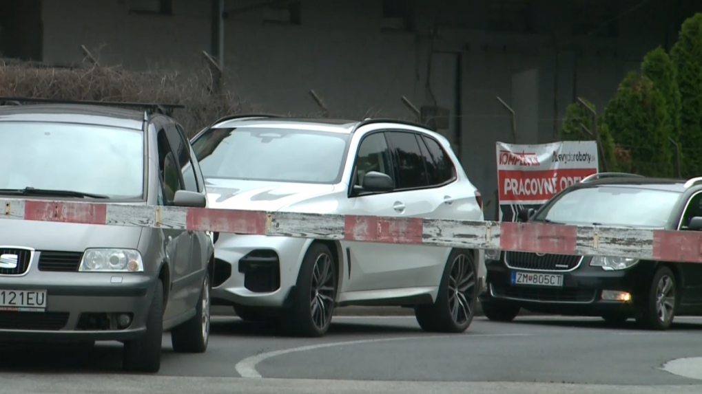 Poškodená výhybka v Nitre spomaľuje vlaky aj autá. Na frekventovanom priecestí musia stáť dlhšie