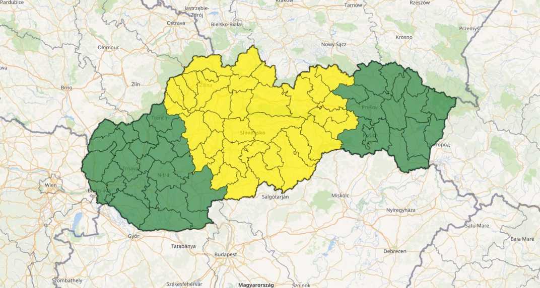 Na snímke je mapa so zvýraznenými okresmi, pre ktoré pratí výstraha prvého stupňa pred búrkami v stredu (14. 6.).