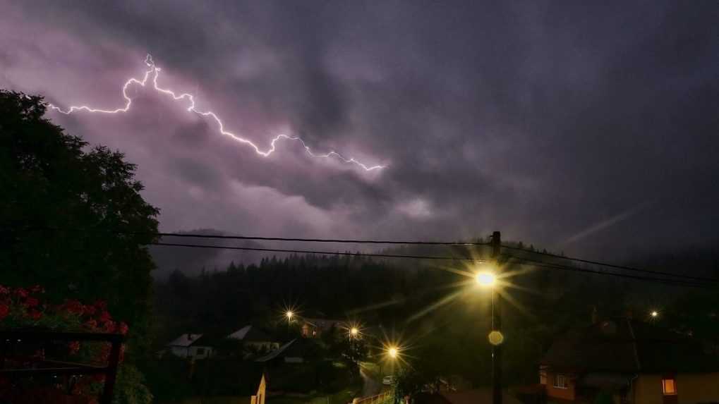 Východ sa ešte nespamätal zo stredajších búrok a už platia ďalšie výstrahy. Hrozia prudké lejaky aj krúpy