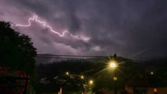 Na snímke blesky počas búrky nad obcou Rudňany.