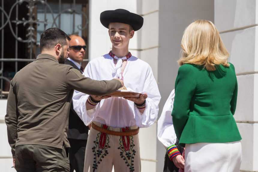 Na snímke prezidentka SR Zuzana Čaputová a ukrajinský prezident Volodymyr Zelenskyj.