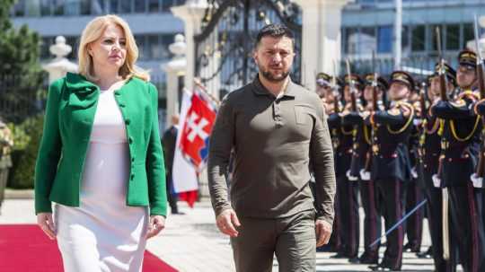 Na snímke prezidentka SR Zuzana Čaputová a ukrajinský prezident Volodymyr Zelenskyj počas prehliadky čestnej stráže na nádvorí Prezidentského paláca v Bratislave v piatok 7. júla 2023.