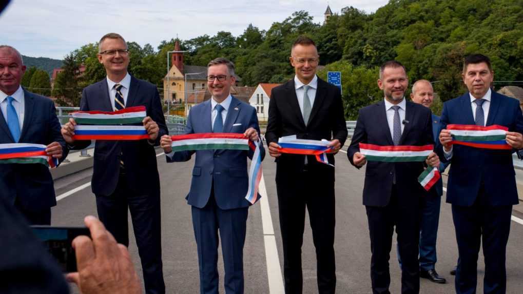 Na snímke minister hospodárstva SR Peter Dovhun (tretí vľavo), maďarský minister zahraničných vecí a vonkajších ekonomických vzťahov Péter Szijjártó (tretí vpravo), poslanec maďarského parlamentu a štátny tajomník ministerstva vnútra Bence Rétvári (druhý zľava), predseda Nitrianskeho samosprávneho kraja (NSK) Branislav Becík (druhý sprava).