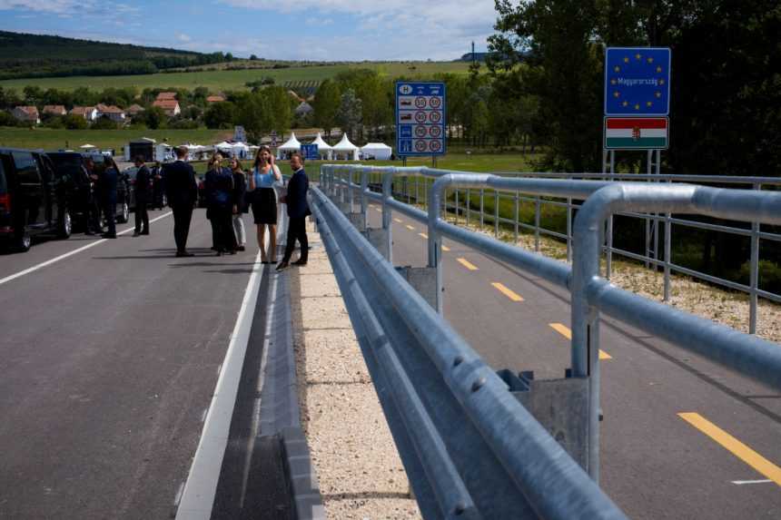 Na snímke nový cezhraničný most, ktorý otvorili ponad rieku Ipeľ medzi slovenskou obcou Chľaba v Nitrianskom kraji a maďarskou obcou Ipolymadásd.