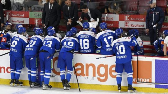 Slovenskí hokejisti do 18 rokov prehrali vo svojom úvodnom zápase na Hlinka Gretzky Cupe v Trenčíne so Švajčiarskom 3:6.