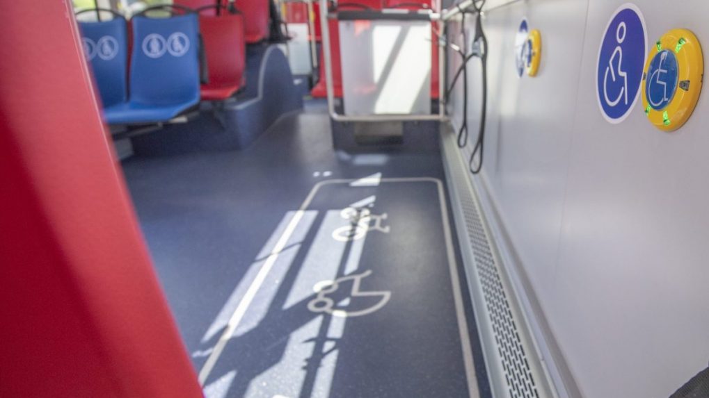 Interiér vodíkového autobusu.