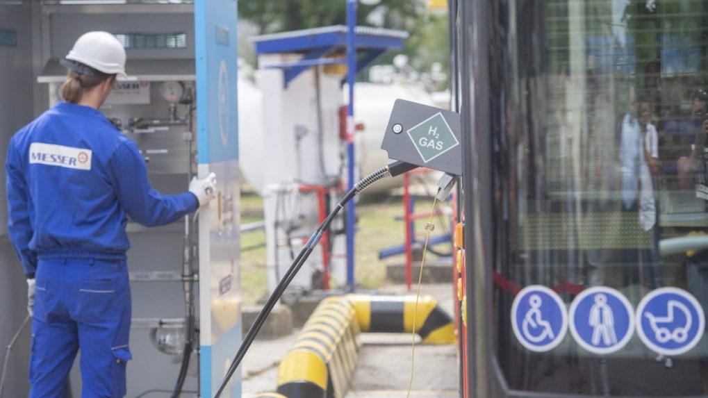 Tankovanie vodíkového autobusu vo Vlčom Hrdle v Bratislave.