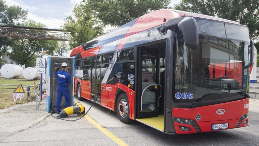 Na snímke tankovanie vodíkového autobusu vo Vlčom Hrdle v Bratislave.