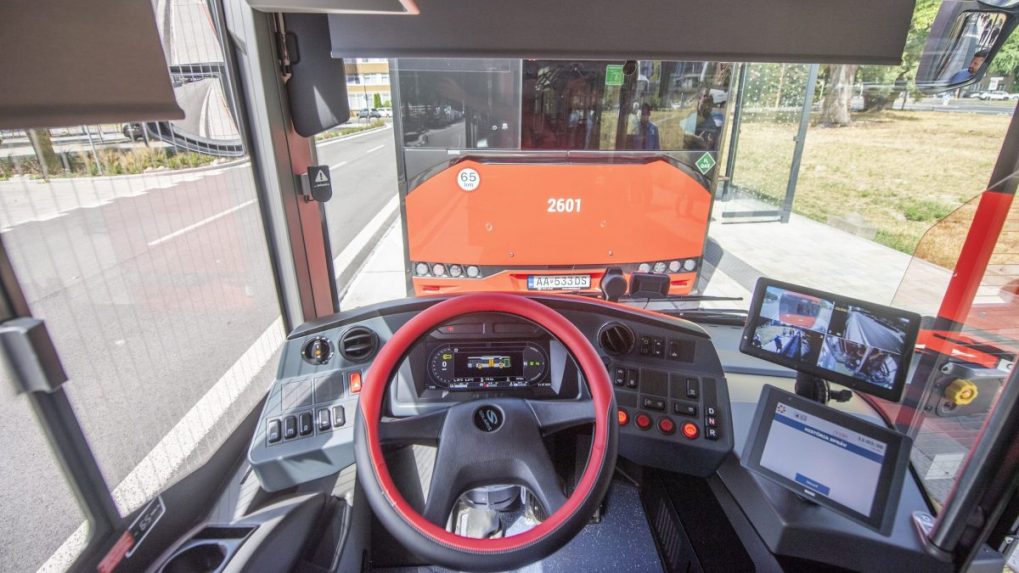 Kabína vodiča v novom vodíkovom autobuse.