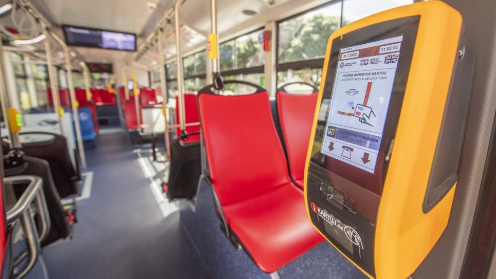 Na snímke interiér vodíkového autobusu.