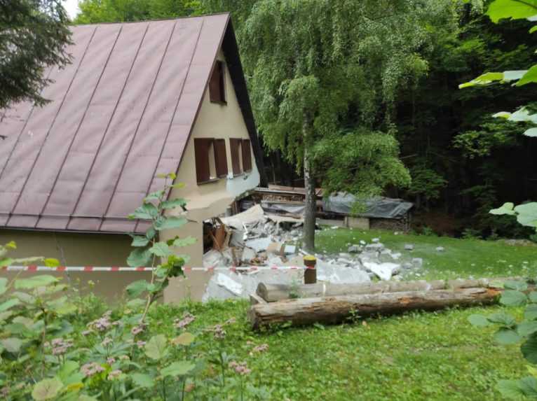 Na snímke je výbuchom poškodená chata.