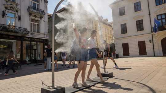 Na snímke rozprašovač počas horúčav v Bratislave.