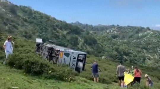 V Španielsku sa z útesu zrútil autobus, ktorý viezol 20 detí.