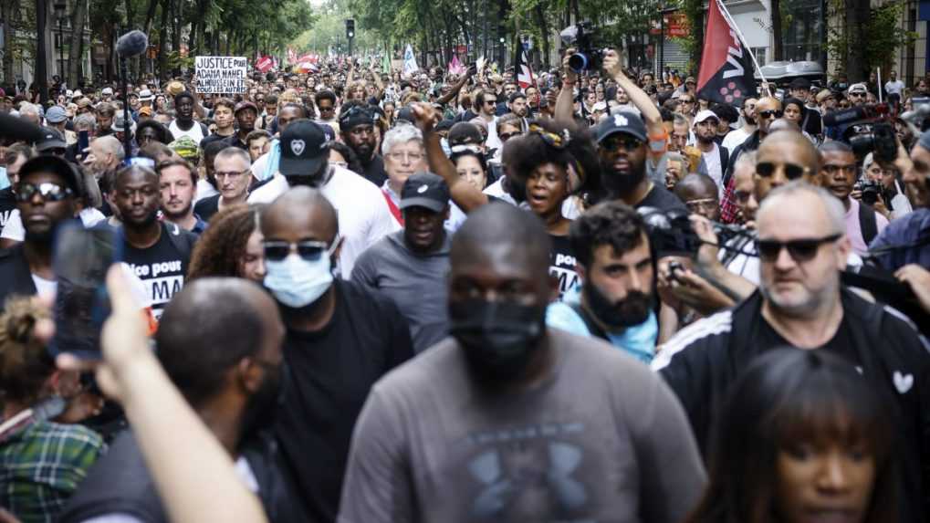 Francúzske súdy poslali za násilné protesty do väzenia vyše 700 osôb, priemerný vek zadržaných bol 17 rokov