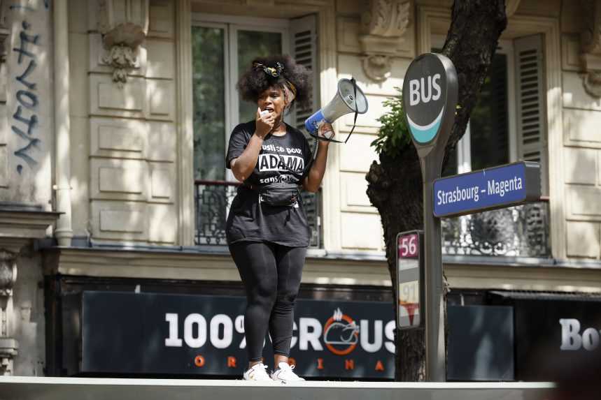 Assa Traoreová, sestra Adama, ktorý zomrel pri policajnom zásahu v roku 2016, stojí na autobusovej zastávke a prihovára sa protestujúcemu davu.