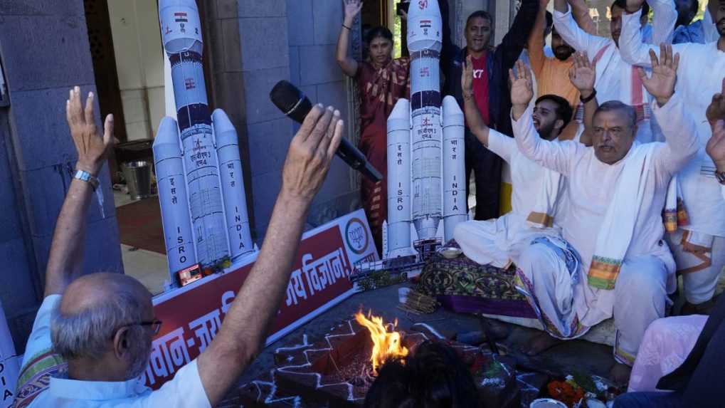 Členovia indickej strany Bharatiya Janata vykonávajú hinduistické rituály za úspech indickej vesmírnej lode Čandraján-3.