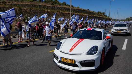 Na snímke tisíce Izraelčanov pochodujú po diaľnici smerom na Jeruzalem na protest proti plánom vlády premiéra Benjamina Netanjahua na revíziu súdneho systému, v Izraeli v sobotu 22. júla 2023.