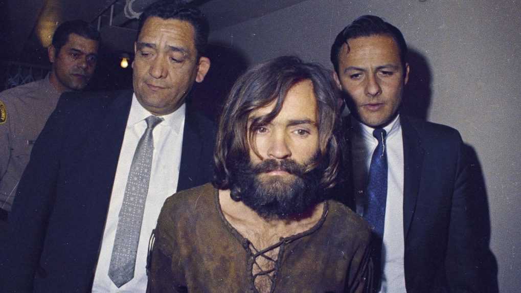 Charlesa Mansona eskortujú na jeho obvinenie v súvislosti s prípadom vraždy Sharon Tateovej v Los Angeles v roku 1969.