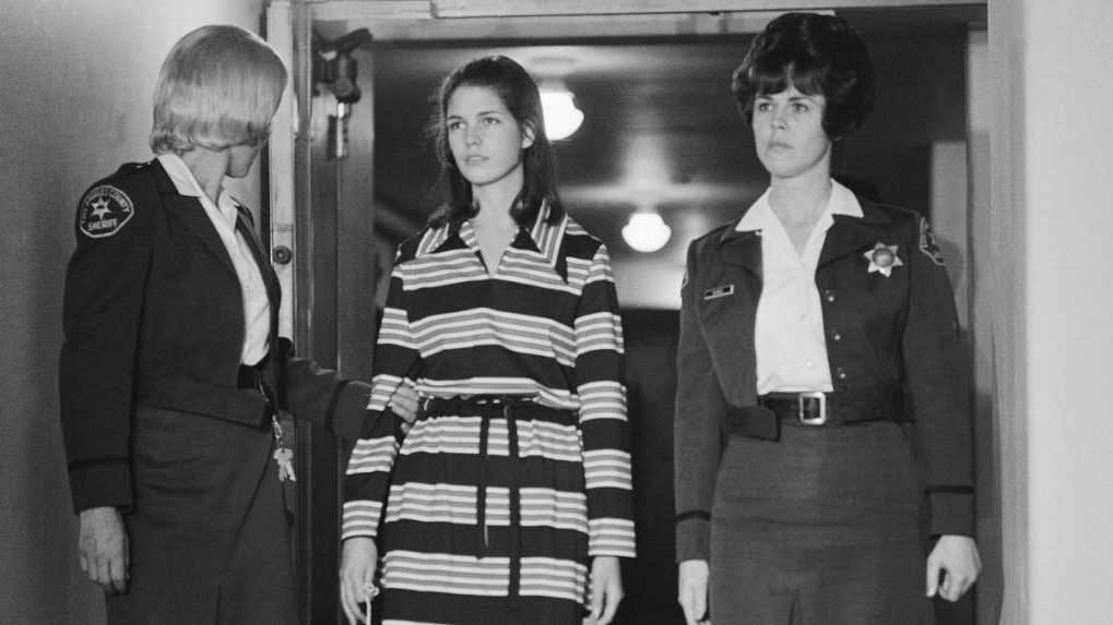Devätnásťročnú Leslie Van Houtenovú obvinenú z vraždy Lena a Rosemary LaBiancovcov sprevádzajú pri odchode zo súdnej siene.